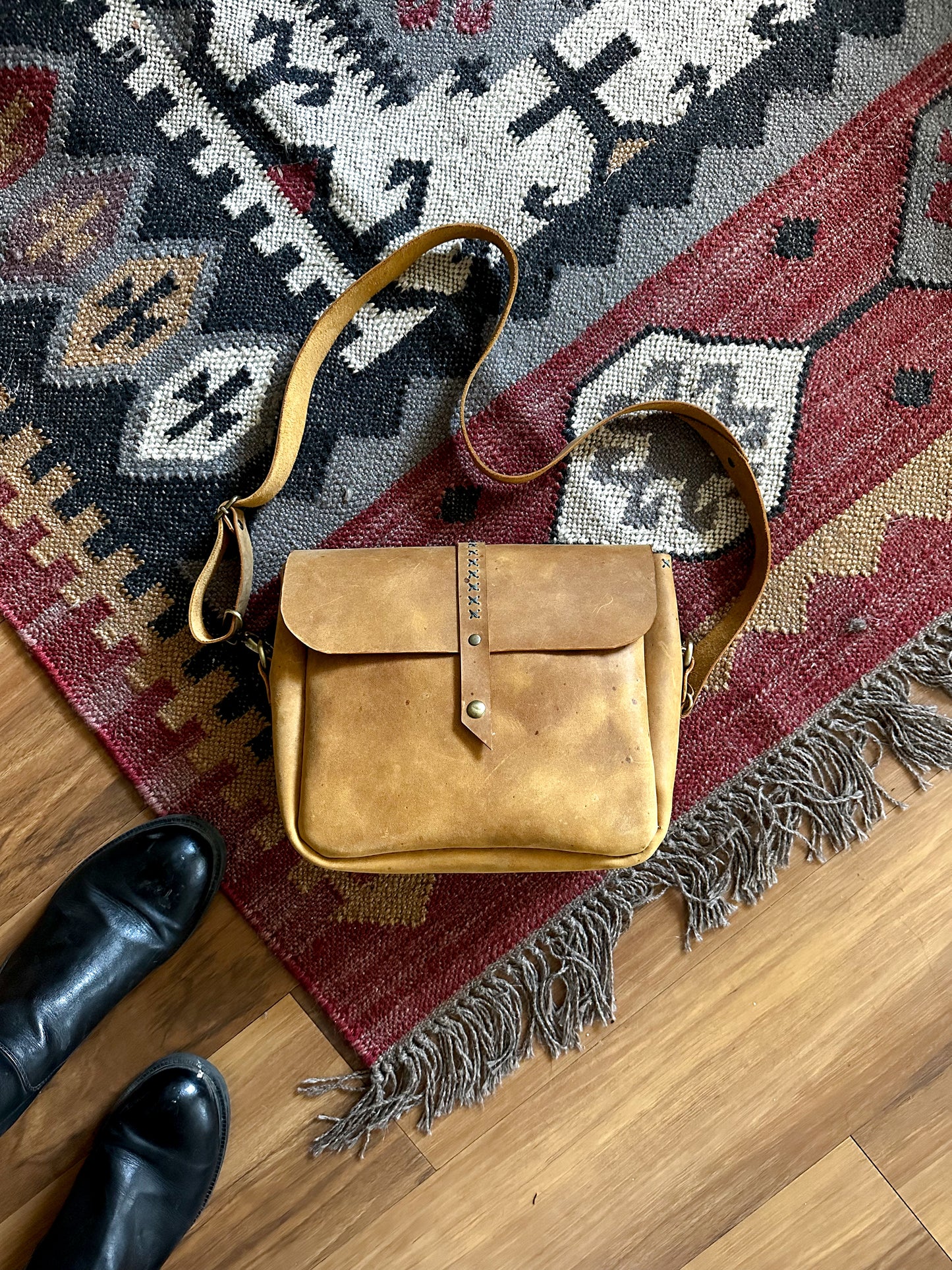 Handmade Leather Bag For Women, Messenger Bag For Her, Crossbody Handbag, Rustic leather Bag, Hand stitched Shoulder Beige Bag